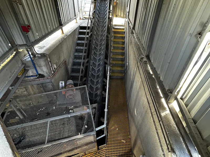 Suspended conveyor walkway platform
